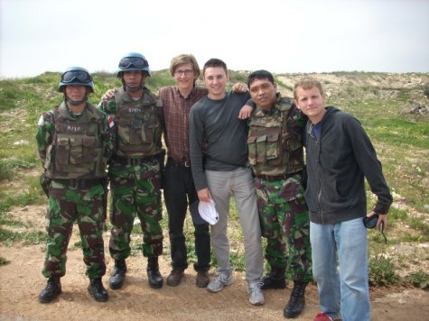 .("Fotografie je z libanonsko - izraelských hranic, které střeží mise OSN. Na obrázku jsem s filipínskými vojáky a svými americkými kamarády." (foto: archiv Pavla Šímy))