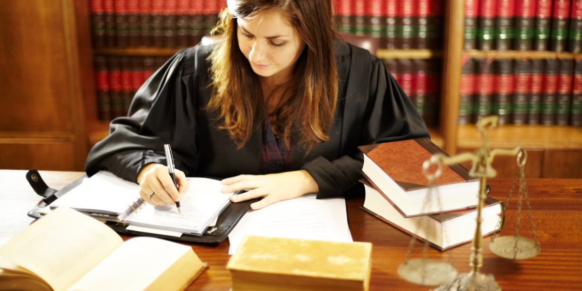 absolventi právnické fakulty