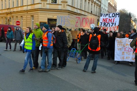 Brněnští studenti pochodují městem na prostest proti reformě