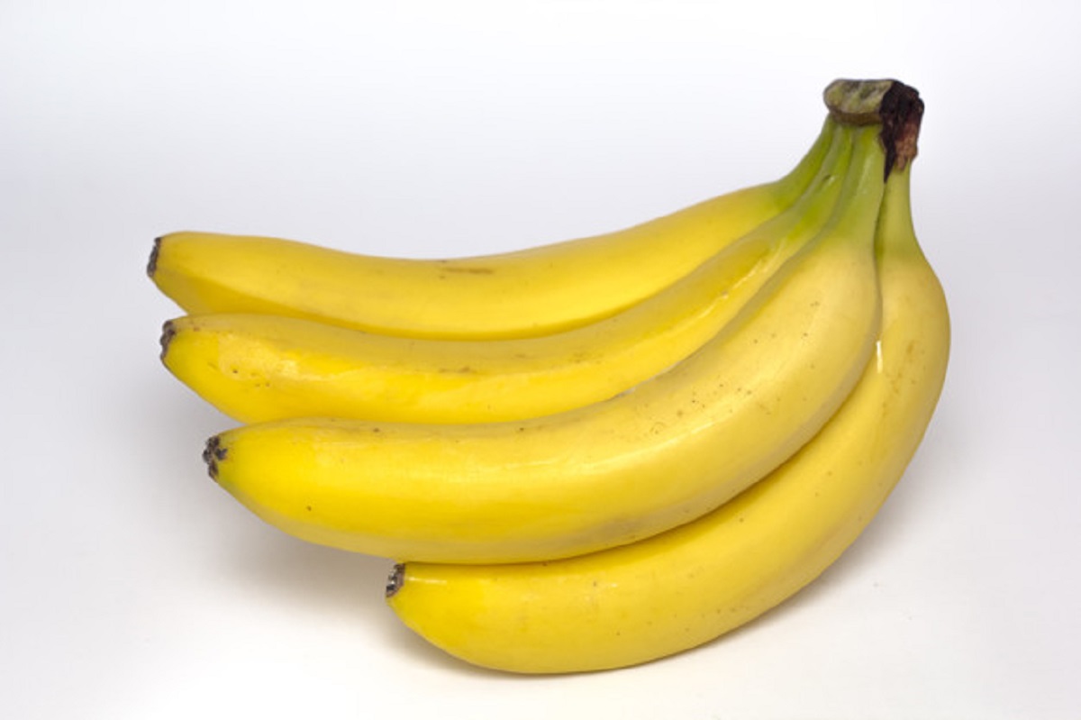handful-ripe-banana-white-background_8119-752