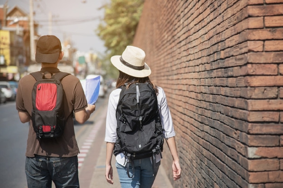 asian-couple-tourist-holding-city-map-crossing-road_1150-10460