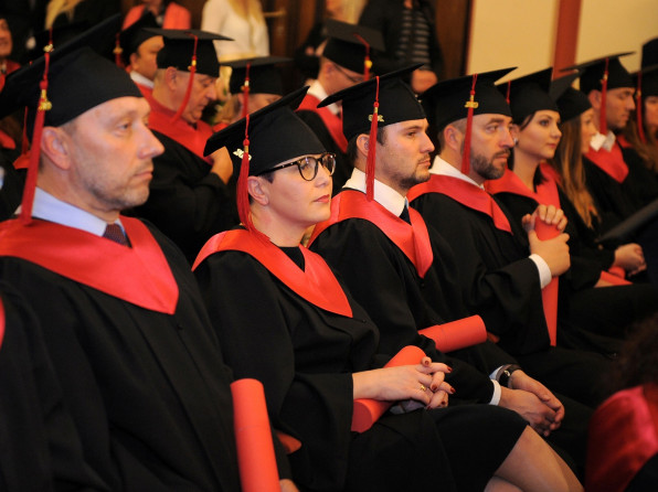 Slavnostní promoce absolventů studia se konají v pražském Rudolfinu.